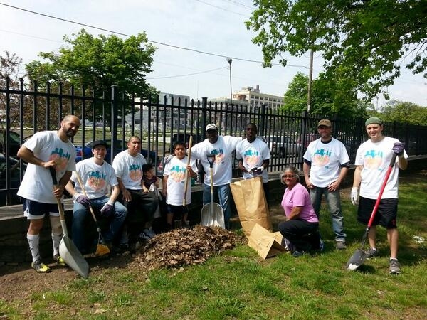 Love Your Park Week - Volunteers in Hawthorne Park